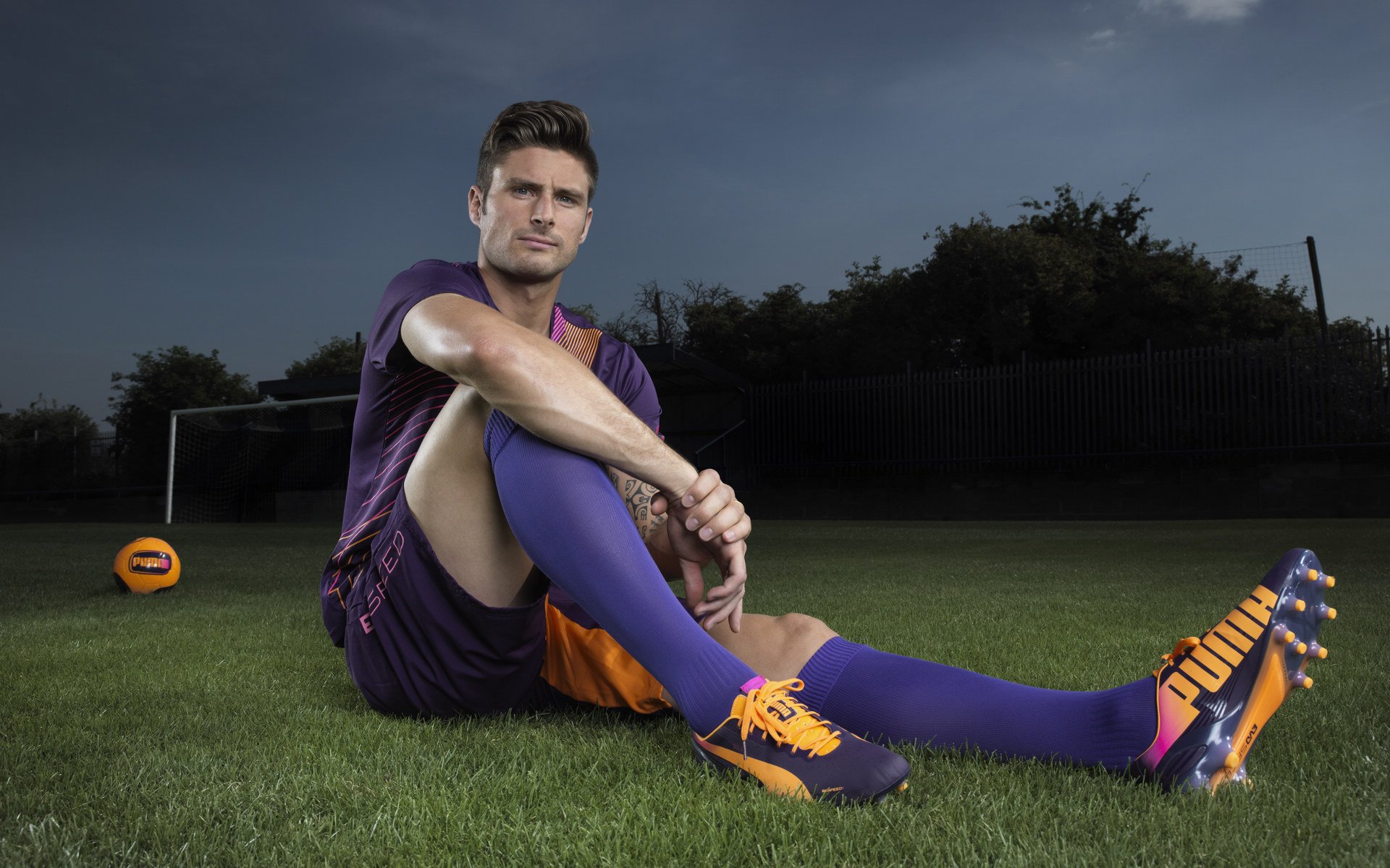 星空游戏平台-哈兰德连场爆发后上演尬舞，瓜帅盛赞其已达梅西C罗级别，哈兰德足球视频